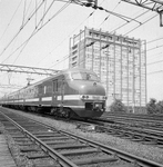 151883 Afbeelding van twee gekoppelde electrische treinstellen mat. 1964 (plan V) van de N.S. bij het N.S-station ...